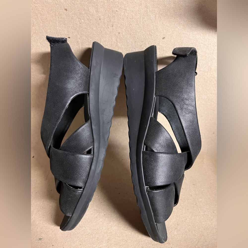 Sz 8 WOMENS CLARKS CLOUDSTEPPERS BLACK SANDALS